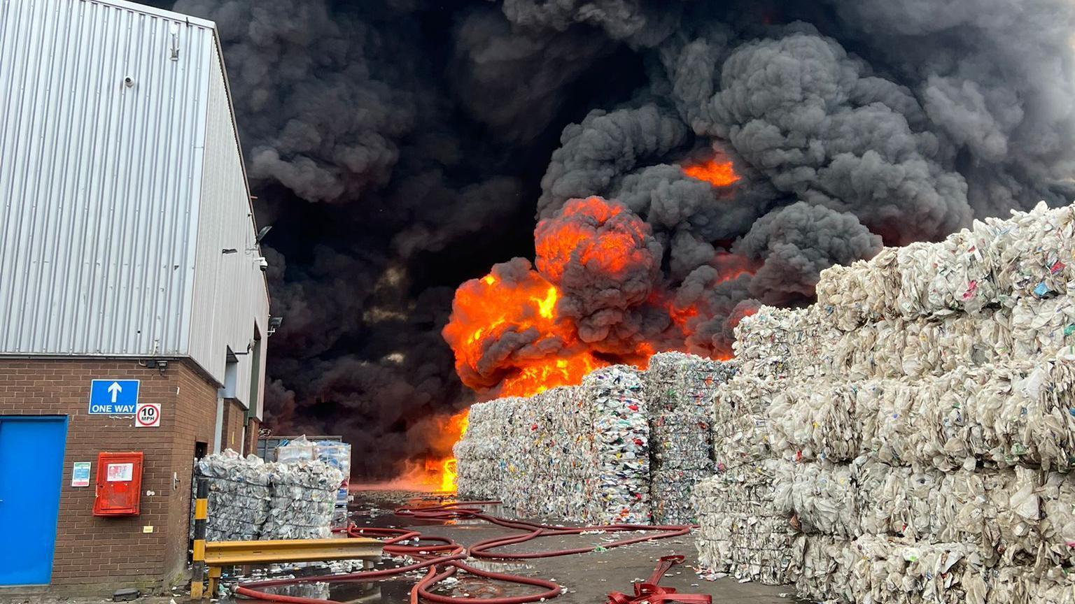 Emergency Crews Respond to Large Fire in Chicago – Latest Updates